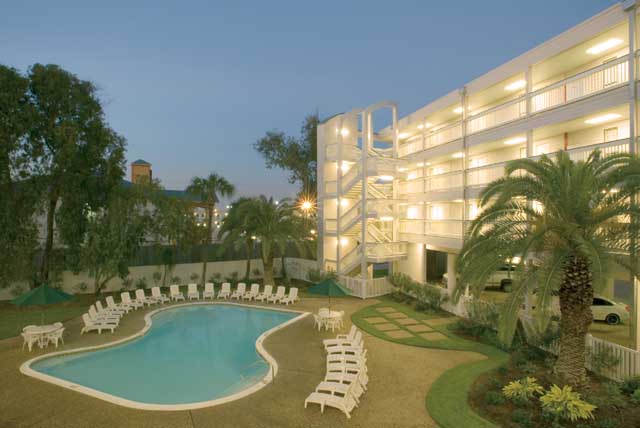 Casa Del Mar Beachfront Suites 