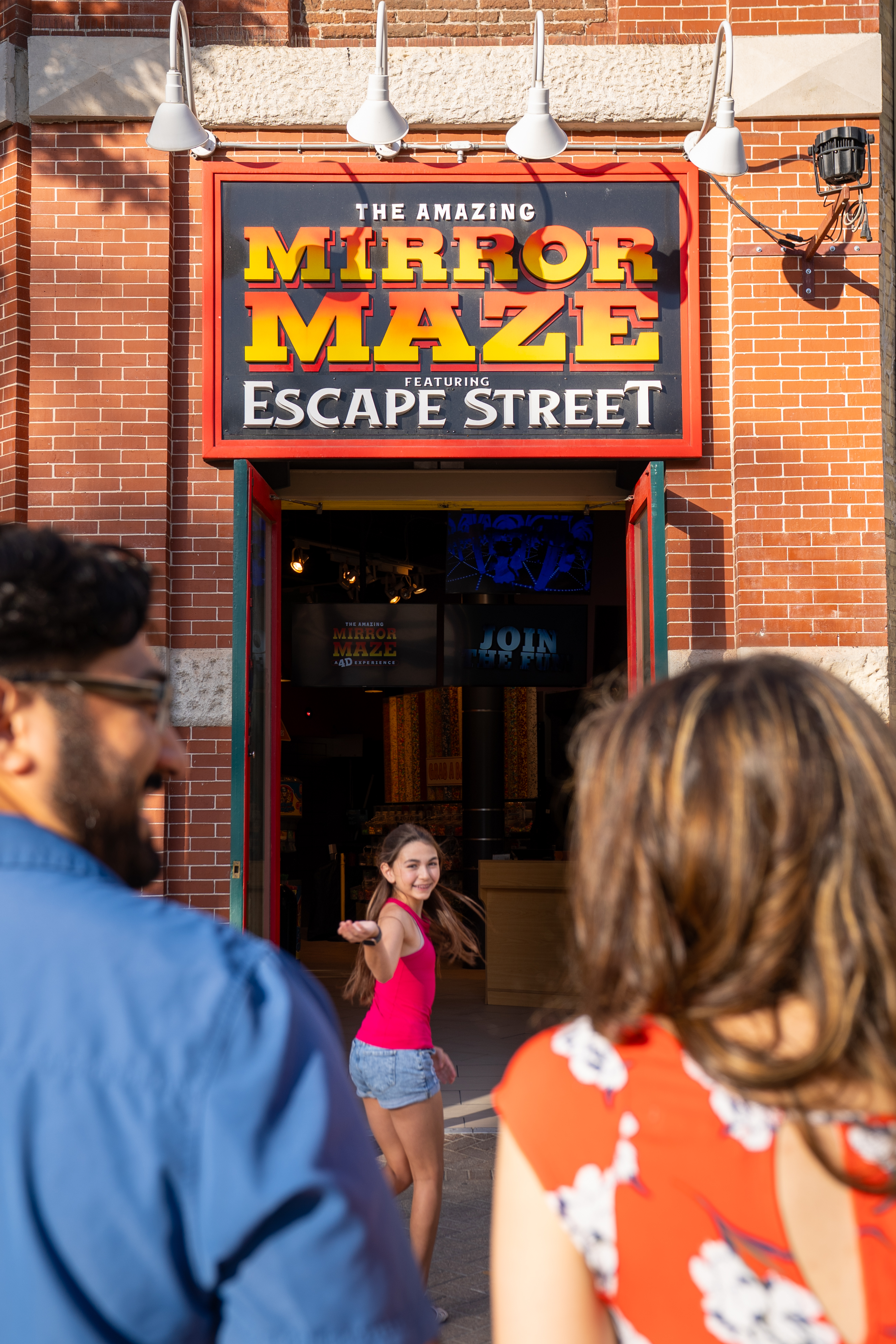 Amazing Mirror Maze Escape