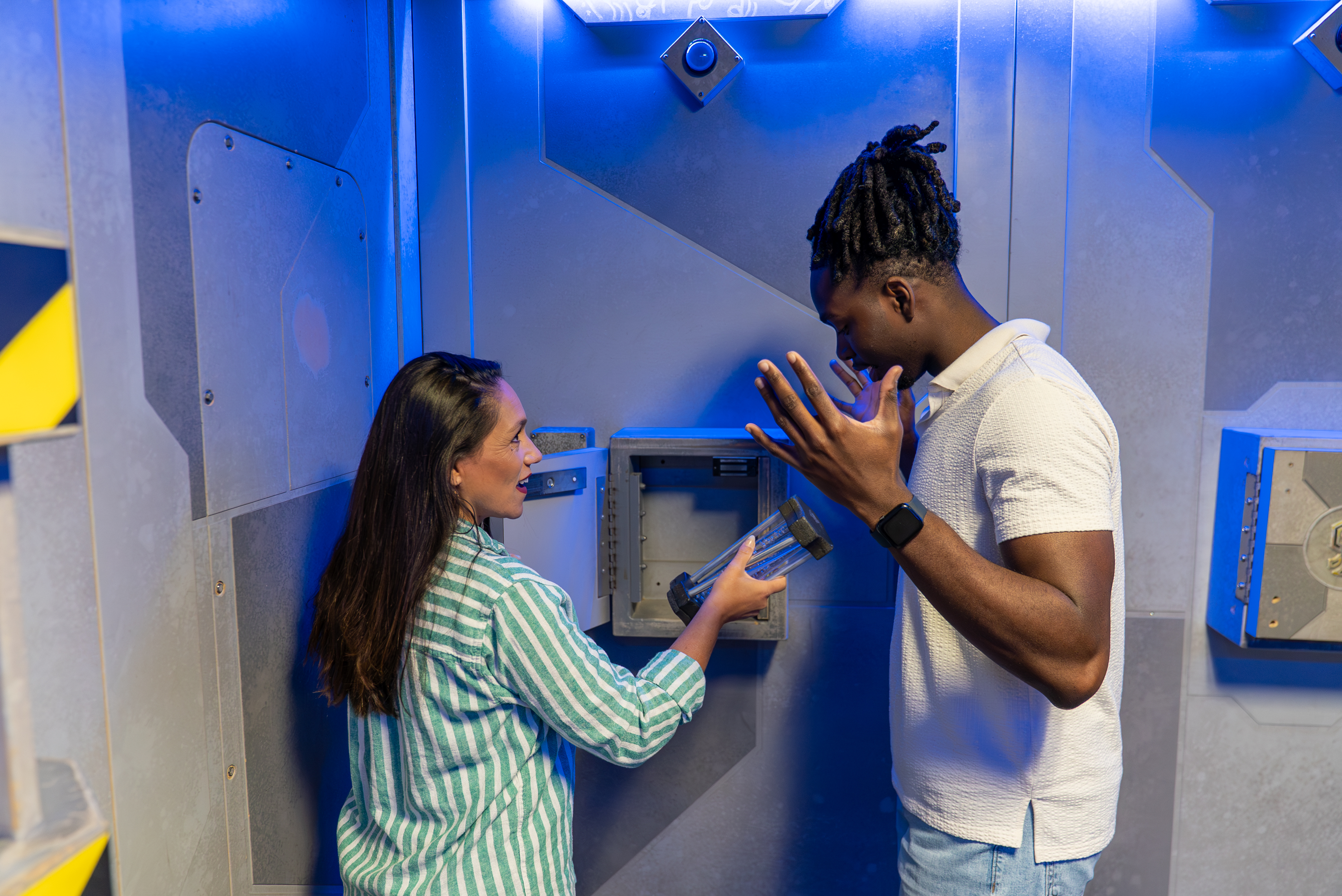 Amazing Mirror Maze Escape