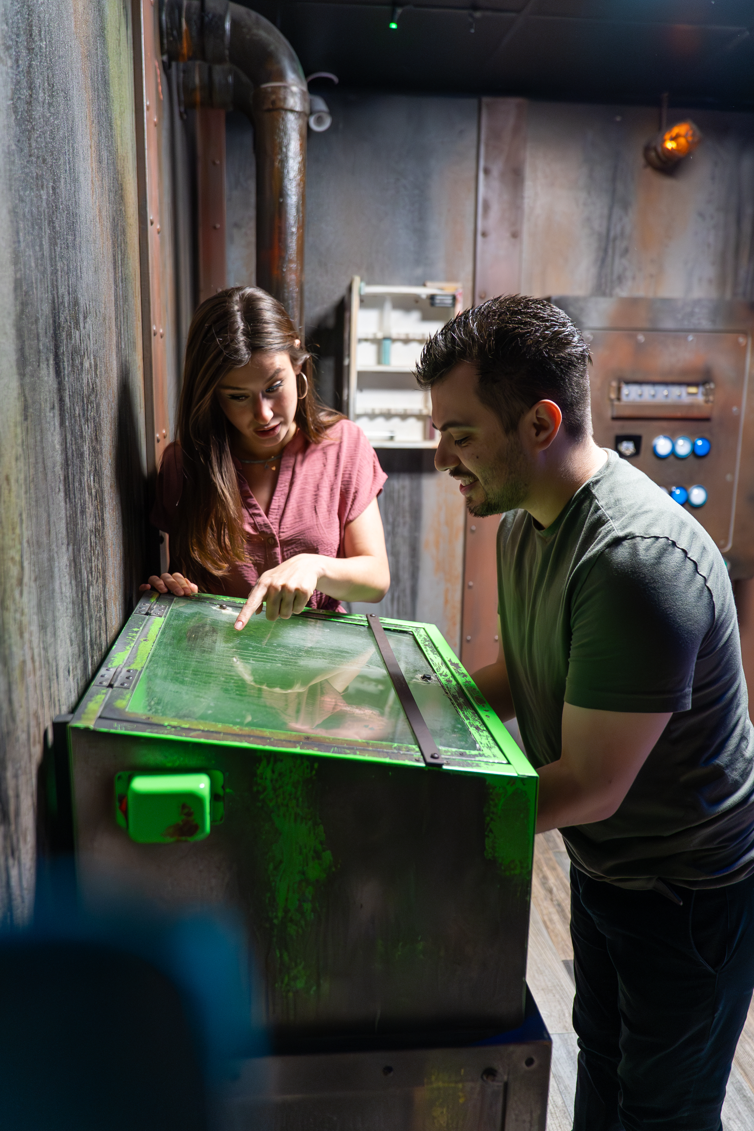 Amazing Mirror Maze Escape