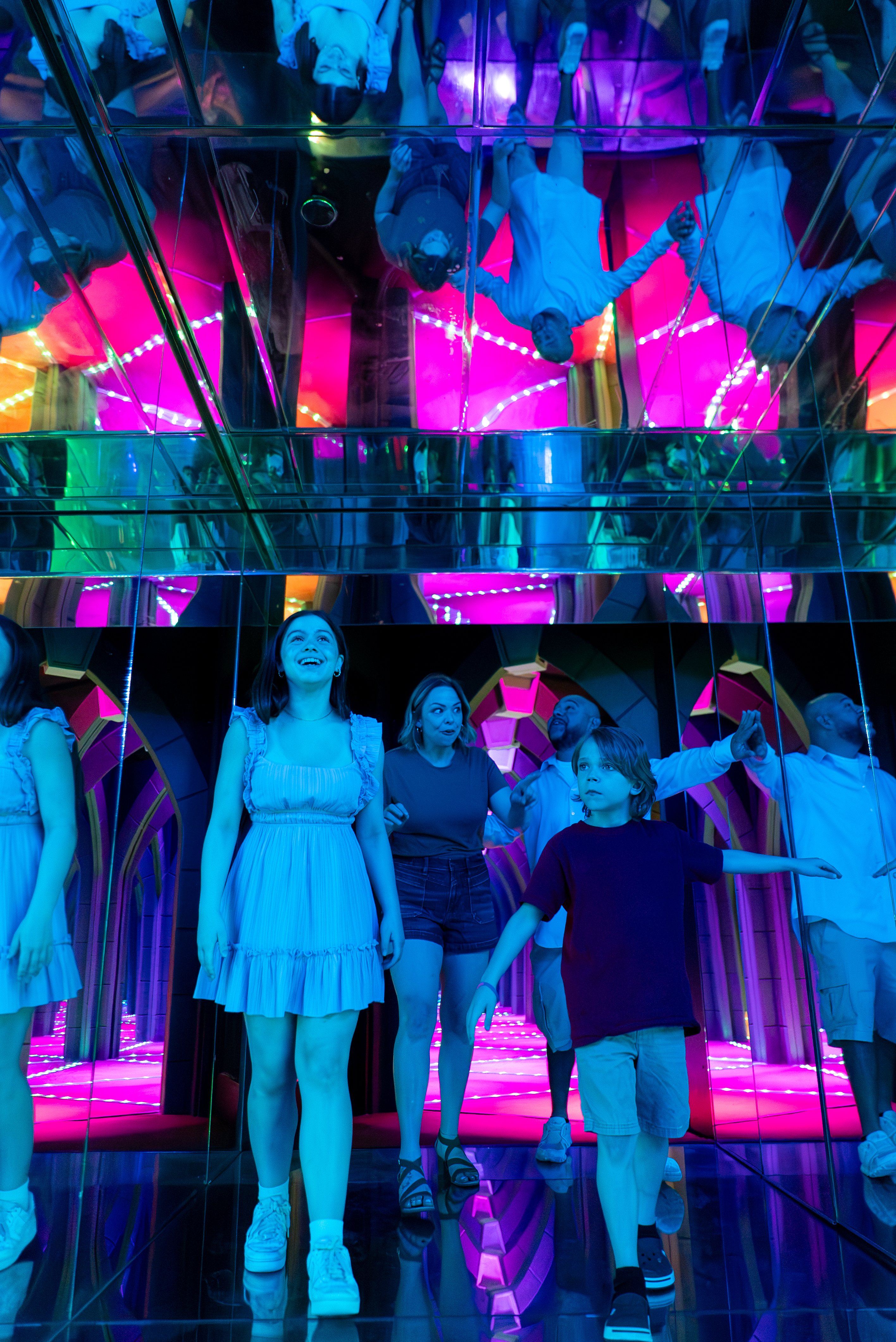 Amazing Mirror Maze Escape