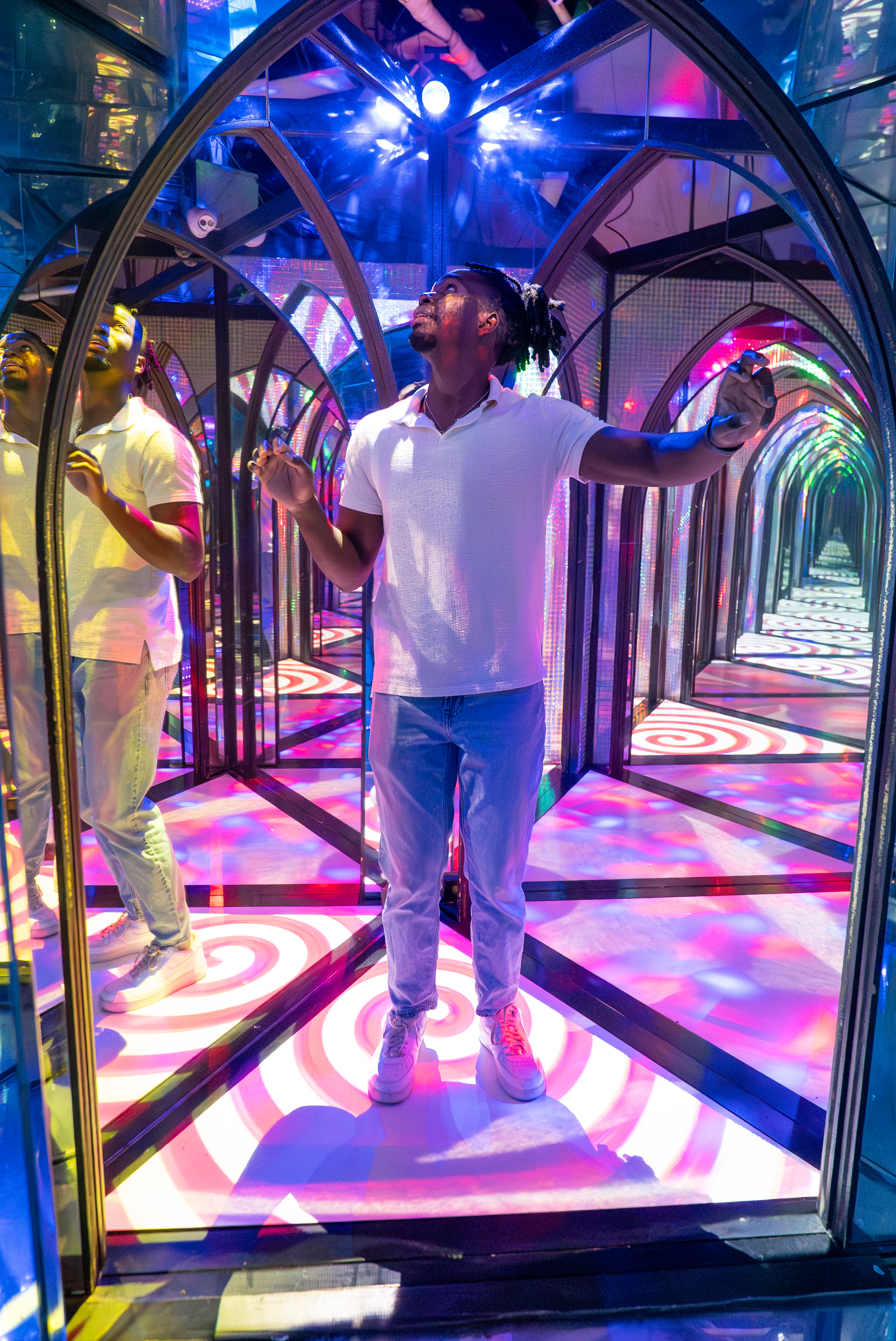 Amazing Mirror Maze Escape