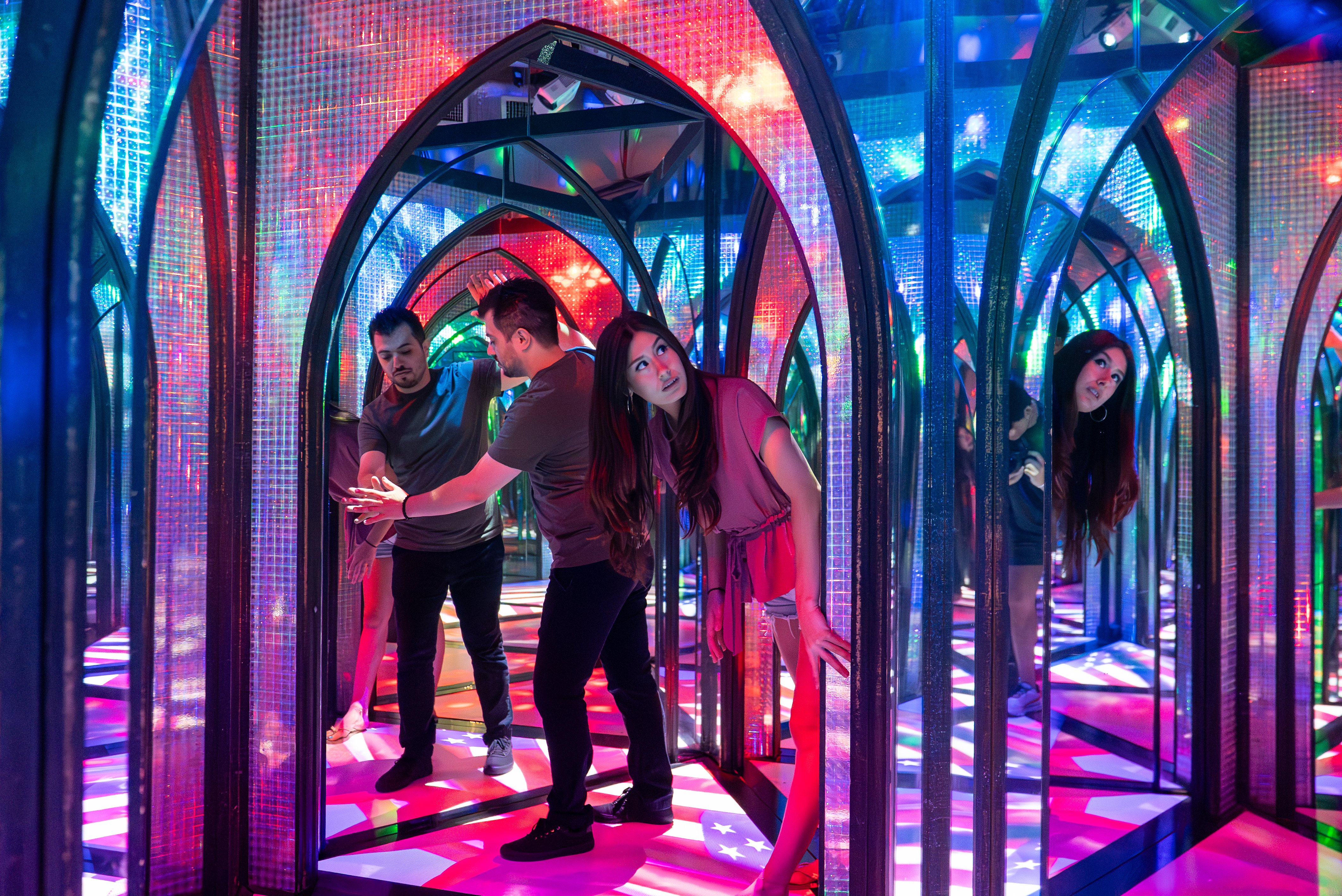 Amazing Mirror Maze Escape