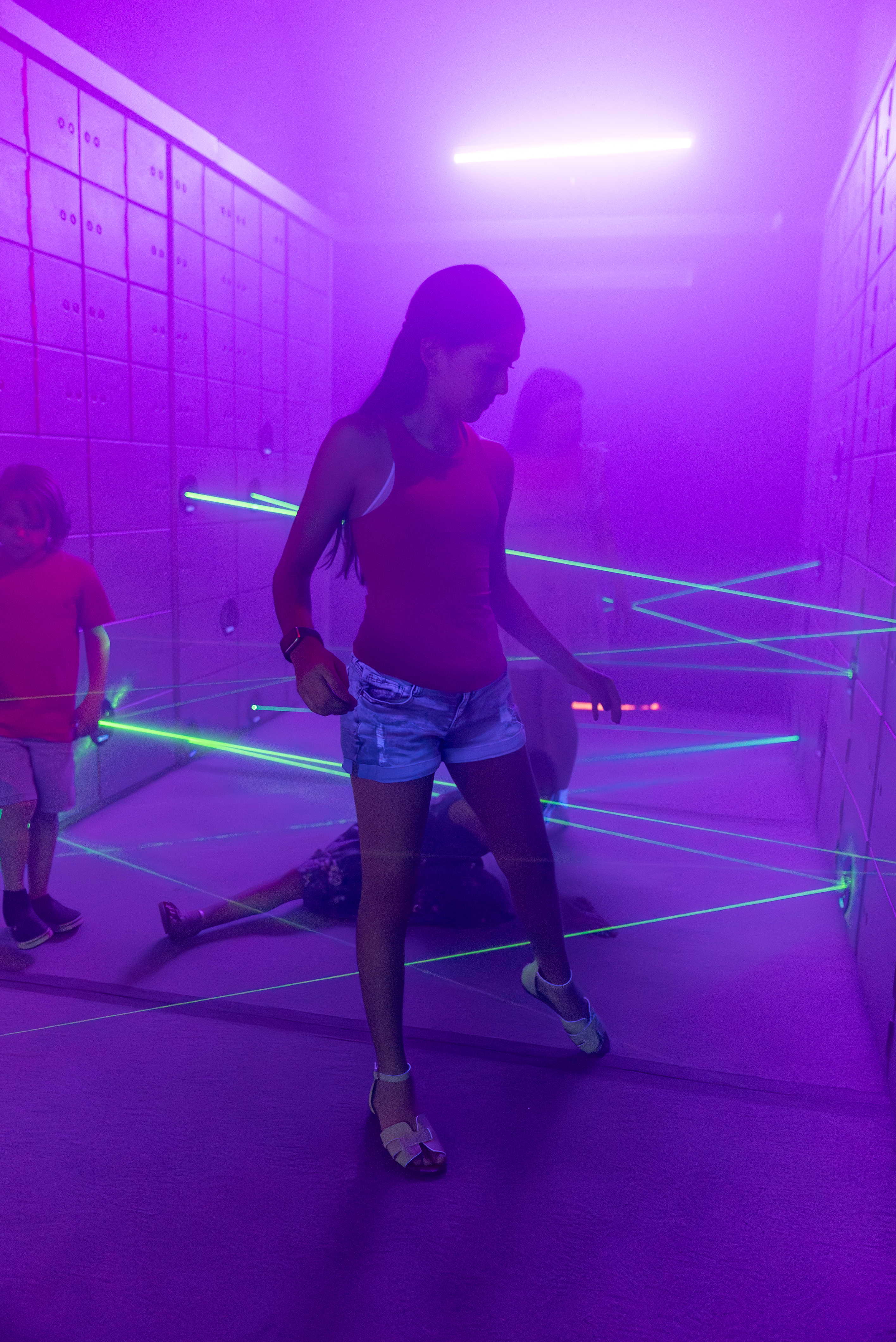 Amazing Mirror Maze Escape
