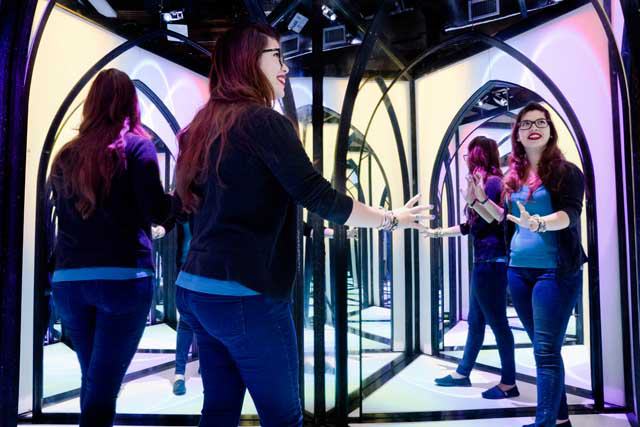 Amazing Mirror Maze Escape