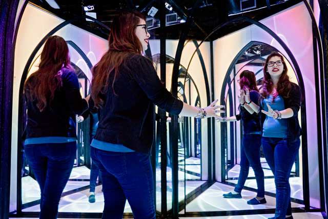 Amazing Mirror Maze Escape