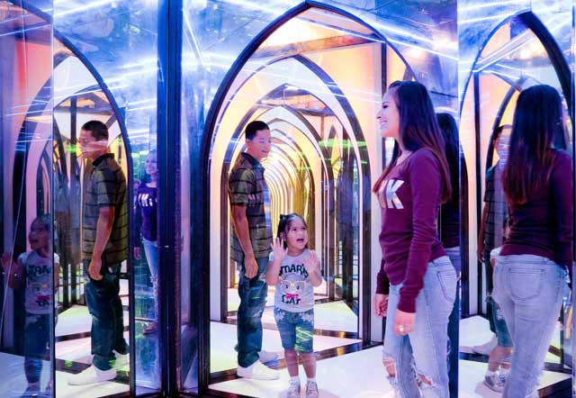 Amazing Mirror Maze Escape