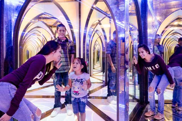 Amazing Mirror Maze Escape