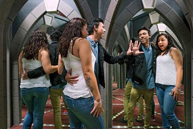 Amazing Mirror Maze Escape