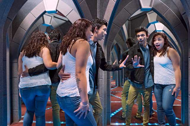 Amazing Mirror Maze Escape