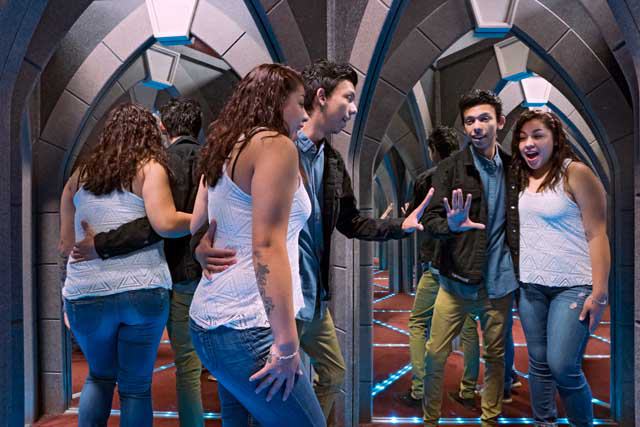 Amazing Mirror Maze Escape
