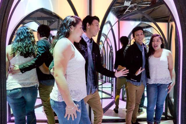 Amazing Mirror Maze Escape