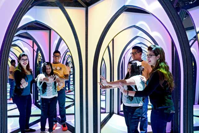 Amazing Mirror Maze Escape